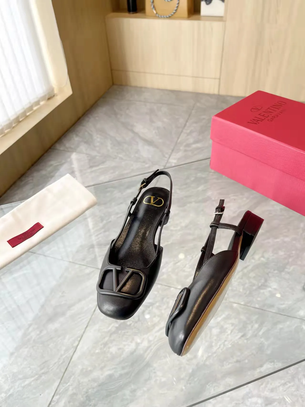 👟👟Ex-factory price 400👟👟 Genuine leather sole +40 Top version 𝑉𝐴𝐿𝐸𝑁𝑇𝐼𝑁𝑂 Valentino new spring and summer women's back hollow new sandals. Unique V-buckle hardware accessories bring out a full sense of luxury. The new season will live up to expectations! Worth buying★Absolutely high-grade❥Original method, Absolutely sensual❥Elegant style, creating a different feeling, simple and elegant style!  Code number: 35-41 (34-42 customized, non-returnable) Fabric: Imported sheepskin Inner foot pads: Inner sheepskin Heel height: 2 cm Leather outsole Rubber outsole
